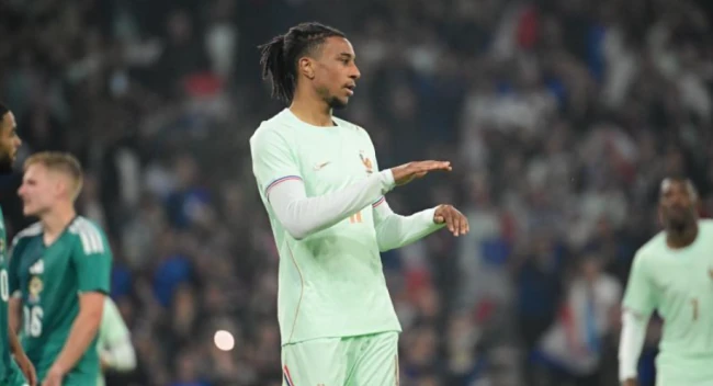 Olise lập hattrick bàn thắng.