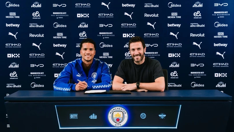 Divine Mukasa chính thức gia hạn với Man City.