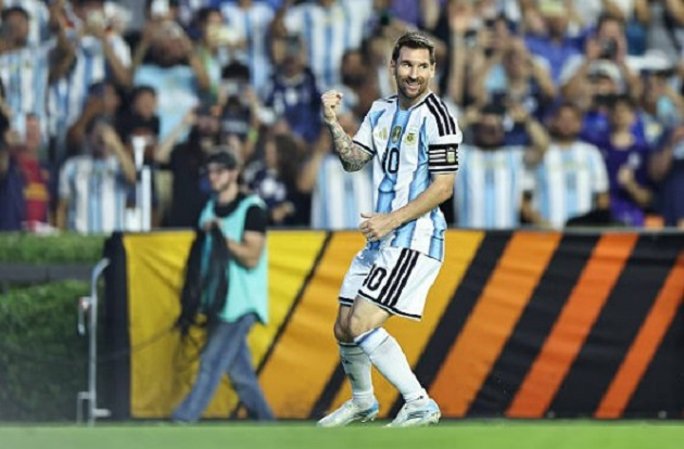 Messi vào sân và ghi bàn nâng tỷ số lên 2-0.