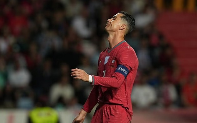 Ronaldo khiến NHM lo lắng khi bỏ lỡ nhiều cơ hội ngon ăn.