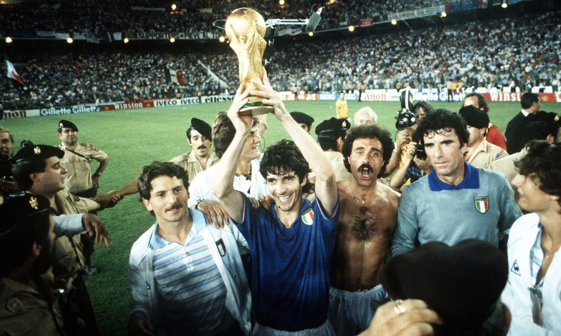 Paolo Rossi cùng danh hiệu World Cup 1982.