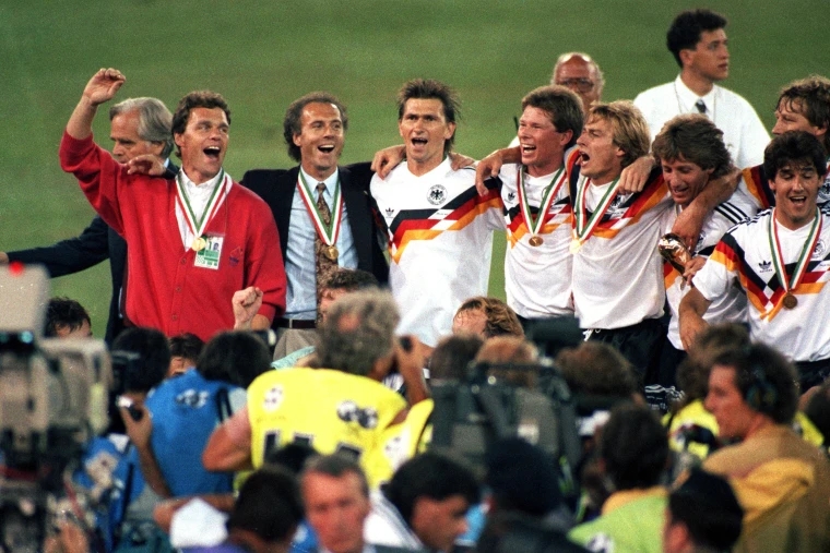Franz Beckenbauer là một trong số ít người có thể vô địch World Cup cả với tư cách cầu thủ lẫn khi làm huấn luyện viên.
