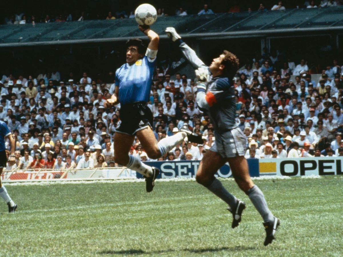Diego Maradona và khoảnh khắc Bàn tay của Chúa đầy tai tiếng.