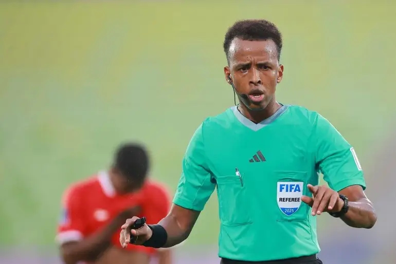 Trọng tài người Somalia, Omar Abdulkadir Artan bị Mỹ trục xuất sau 11 tiếng bị thẩm vấn.