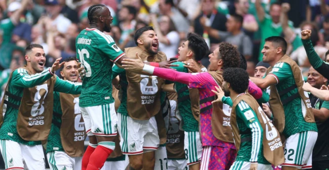 Các cầu thủ Mexico ăn mừng bàn thắng.