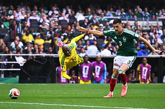 Trung vệ: Cesar Montes - 7.0 điểm. Thủ quân của Mexico là lá chắn thép nơi hàng thủ suốt phần lớn thời gian thi đấu với khả năng đọc tình huống xuất sắc. Tuy nhiên, tấm thẻ đỏ trực tiếp ở những phút cuối trận do lỗi vào bóng quyết liệt quá mức đã khiến điểm số của anh bị giảm sút đáng kể.

Trung vệ: Johan Vasquez - 7.4 điểm. Vasquez thi đấu vô cùng điềm tĩnh bên cạnh Montes. Anh không gặp quá nhiều áp lực nhưng luôn có mặt ở các điểm nóng để bọc lót kịp thời, đảm bảo khu vực cấm địa của Mexico luôn được đặt trong tình trạng an toàn tuyệt đối.


Hậu vệ trái: Jesus Gallardo - 7.6 điểm. Nguồn năng lượng dồi dào của Gallardo bên hành lang cánh trái đã gây ra nhiều khó khăn cho hàng thủ Nam Phi. Khả năng leo biên liên tục của anh không chỉ hỗ trợ đắc lực cho Quinones mà còn tạo ra sự cân bằng trong lối chơi của toàn đội.

Tiền vệ phòng ngự: Erik Lira - 7.4 điểm. Lira đóng vai trò hạt nhân trong lối chơi của Mexico. Anh là người tranh chấp quyết liệt để giành lại bóng, trực tiếp dẫn đến bàn mở tỷ số của Quinones. Khả năng điều tiết và đánh chặn của Lira giúp tuyến giữa El Tri hoàn toàn làm chủ thế trận.

Tiền vệ phải: Roberto Alvarado - 7.6 điểm. Dù có phần im hơi lặng tiếng trong hiệp một, Alvarado đã bùng nổ đúng lúc ở hiệp hai. Quả tạt chính xác như đặt của anh để Jimenez đánh đầu ghi bàn đã thể hiện nhãn quan chiến thuật và đẳng cấp của một ngôi sao hàng đầu.



Tiền vệ trung tâm: Bryan Gutierrez - 6.8 điểm. Đây là mắt xích thi đấu kém thuyết phục nhất trong đội hình xuất phát. Gutierrez để mất bóng khá nhiều và bỏ lỡ một cơ hội ngon ăn cuối hiệp một. Điểm sáng lớn nhất của anh là nỗ lực khiến cầu thủ đối phương phải nhận thẻ đỏ đầu hiệp hai.


Tiền vệ trung tâm: Alvaro Fidalgo - 7.0 điểm. Fidalgo thi đấu tròn vai trong nhiệm vụ kết nối các tuyến. Lối chơi kỹ thuật của anh giúp các đợt luân chuyển bóng của Mexico trở nên mượt mà hơn, dù anh có thể làm tốt hơn trong một vài tình huống dứt điểm từ xa.


Tiền vệ trái: Julian Quinones - 8.1 điểm. Cầu thủ xuất sắc nhất trận đấu. Quinones không chỉ đi vào lịch sử với bàn thắng mở màn mà còn là mũi khoan lợi hại nhất bên cánh trái. Tốc độ, kỹ thuật và sự tự tin của anh đã khiến hàng phòng ngự đối phương hoàn toàn vỡ vụn.

Tiền đạo: Raul Jimenez - 7.7 điểm. Ở tuổi 35, Jimenez vẫn cho thấy bản năng sát thủ đáng nể. Anh bền bỉ di chuyển, làm tường hiệu quả và cụ thể hóa nỗ lực bằng cú đánh đầu dũng mãnh, chính thức giải cơn khát bàn thắng kéo dài tại các kỳ World Cup.