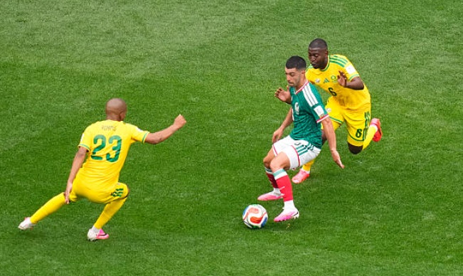 Tiền vệ phòng ngự: Erik Lira - 7.4 điểm. Lira đóng vai trò hạt nhân trong lối chơi của Mexico. Anh là người tranh chấp quyết liệt để giành lại bóng, trực tiếp dẫn đến bàn mở tỷ số của Quinones. Khả năng điều tiết và đánh chặn của Lira giúp tuyến giữa El Tri hoàn toàn làm chủ thế trận.

Tiền vệ phải: Roberto Alvarado - 7.6 điểm. Dù có phần im hơi lặng tiếng trong hiệp một, Alvarado đã bùng nổ đúng lúc ở hiệp hai. Quả tạt chính xác như đặt của anh để Jimenez đánh đầu ghi bàn đã thể hiện nhãn quan chiến thuật và đẳng cấp của một ngôi sao hàng đầu.



Tiền vệ trung tâm: Bryan Gutierrez - 6.8 điểm. Đây là mắt xích thi đấu kém thuyết phục nhất trong đội hình xuất phát. Gutierrez để mất bóng khá nhiều và bỏ lỡ một cơ hội ngon ăn cuối hiệp một. Điểm sáng lớn nhất của anh là nỗ lực khiến cầu thủ đối phương phải nhận thẻ đỏ đầu hiệp hai.


Tiền vệ trung tâm: Alvaro Fidalgo - 7.0 điểm. Fidalgo thi đấu tròn vai trong nhiệm vụ kết nối các tuyến. Lối chơi kỹ thuật của anh giúp các đợt luân chuyển bóng của Mexico trở nên mượt mà hơn, dù anh có thể làm tốt hơn trong một vài tình huống dứt điểm từ xa.


Tiền vệ trái: Julian Quinones - 8.1 điểm. Cầu thủ xuất sắc nhất trận đấu. Quinones không chỉ đi vào lịch sử với bàn thắng mở màn mà còn là mũi khoan lợi hại nhất bên cánh trái. Tốc độ, kỹ thuật và sự tự tin của anh đã khiến hàng phòng ngự đối phương hoàn toàn vỡ vụn.

Tiền đạo: Raul Jimenez - 7.7 điểm. Ở tuổi 35, Jimenez vẫn cho thấy bản năng sát thủ đáng nể. Anh bền bỉ di chuyển, làm tường hiệu quả và cụ thể hóa nỗ lực bằng cú đánh đầu dũng mãnh, chính thức giải cơn khát bàn thắng kéo dài tại các kỳ World Cup.