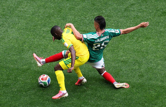 Tiền vệ phải: Roberto Alvarado - 7.6 điểm. Dù có phần im hơi lặng tiếng trong hiệp một, Alvarado đã bùng nổ đúng lúc ở hiệp hai. Quả tạt chính xác như đặt của anh để Jimenez đánh đầu ghi bàn đã thể hiện nhãn quan chiến thuật và đẳng cấp của một ngôi sao hàng đầu.