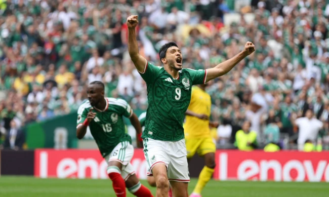 Mexico đánh bại Nam Phi 2-0.
