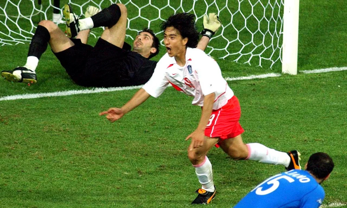 Buffon bất lực trước cú đánh đầu định mệnh.