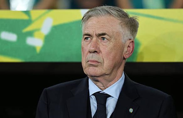 Bài toán nhân sự chờ huấn luyện viên \Carlo Ancelotti.