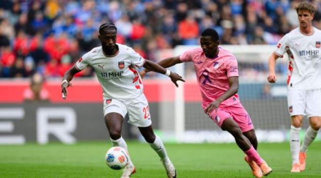 Bazoumana Toure trong tầm ngắm Quỷ đỏ.