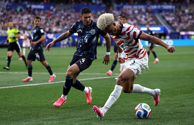 Antonee Robinson (7.2): Hoàn thành xuất sắc vai trò bên hành lang trái, giúp Pulisic có nhiều không gian và thời gian cầm bóng để gây đột biến.

Tim Ream (7.1): Thể hiện kỹ năng chuyền bóng ở đẳng cấp thế giới. Dù gặp đôi chút khó khăn trong pha đua tốc độ sau một tình huống mất bóng, anh vẫn kịp thời sửa sai.


Chris Richards (6.9): Cổ chân của anh trông hoàn toàn khỏe mạnh sau chấn thương. Richards suýt chút nữa có bàn thắng nếu các pha dứt điểm chuẩn xác hơn.


Alex Freeman (7.5): Một trận đấu vô cùng ấn tượng. Freeman chơi chắc chắn trong phòng ngự và thường xuyên dâng cao hỗ trợ tấn công đầy sắc sảo.


Tyler Adams (6.9): Thi đấu đúng phong độ kỳ vọng ở vị trí số 6. Tuy nhiên, tấm thẻ vàng phải nhận có thể gây khó khăn cho anh ở các vòng sau.


Weston McKennie (7.2): Làm chủ hoàn toàn khu trung tuyến, đặc biệt là trong hiệp một và góp công lớn vào bàn mở tỷ số.


Malik Tillman (7.8): Chơi cực kỳ mượt mà và tự tin. Anh là chủ nhân của đường kiến tạo giúp Balogun ghi bàn thắng thứ hai cho tuyển Mỹ.


Christian Pulisic (6.9): Là linh hồn trong lối chơi hiệp 1 khi tạo ra bàn mở tỷ số và kiến tạo bàn thứ hai. Dù rời sân sớm, tầm ảnh hưởng của anh là không thể phủ nhận.


Sergino Dest (6.8): Trở thành nỗi khiếp sợ với các hậu vệ đối phương nhờ kỹ thuật cá nhân điêu luyện, dù các đường chuyền cuối cùng vẫn thiếu một chút sắc bén.


Folarin Balogun (8.6): Điểm sáng lớn nhất trận đấu. Khả năng chọn vị trí, rê dắt và dứt điểm của anh đều hoàn hảo, khẳng định vị thế của một trung phong hàng đầu.