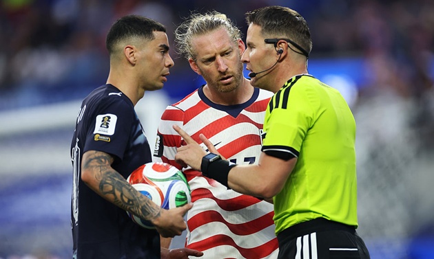 Trọng tài hủy thẻ vàng của Tim Ream bên phía Mỹ.