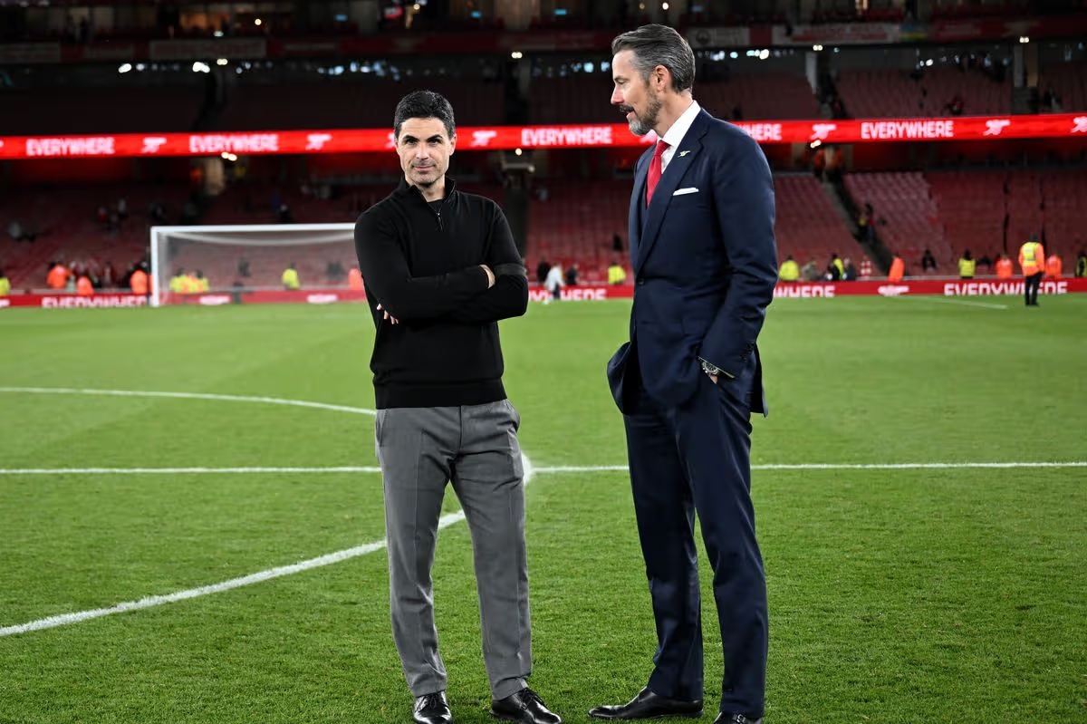 HLV Mikel Arteta và đồng chủ tịch Arsenal Josh Kroenke.