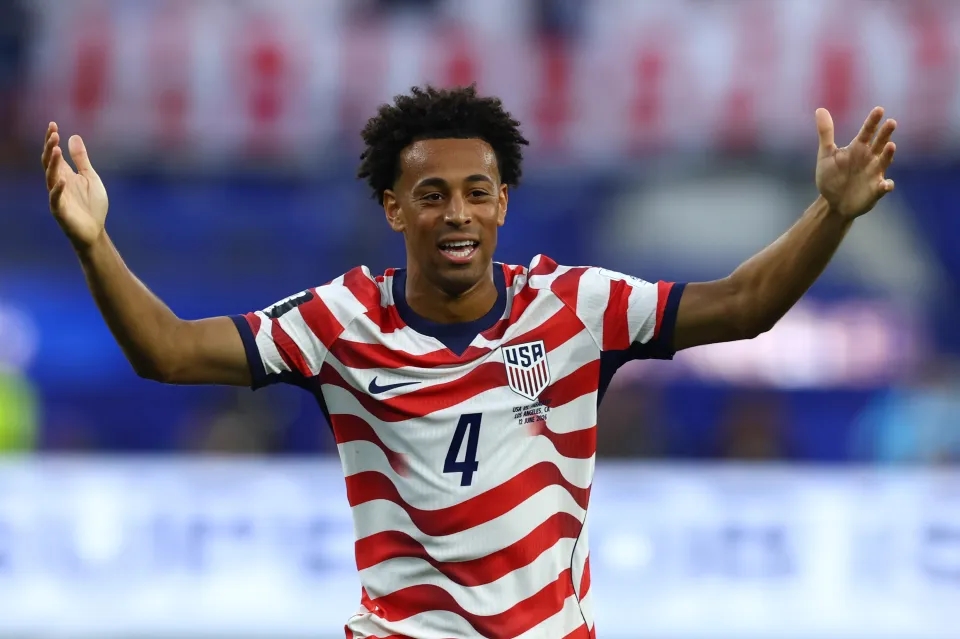 Ảnh bài viết Eddie Lewis tiến cử Tyler Adams cho tuyến giữa Man Utd