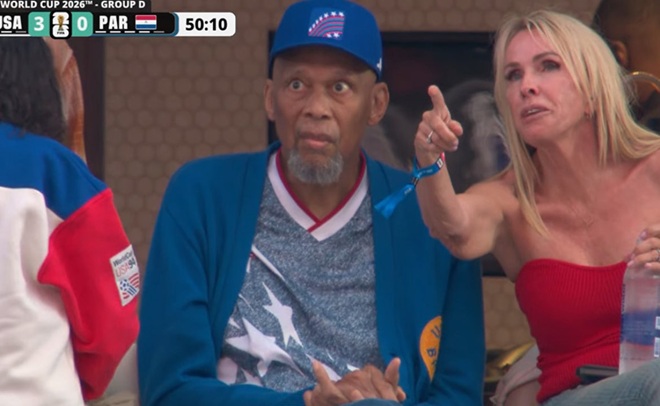Huyền thoại NBA Kareem Abdul-Jabbar đến dự khán trận đấu giữa Mỹ và Paraguay.