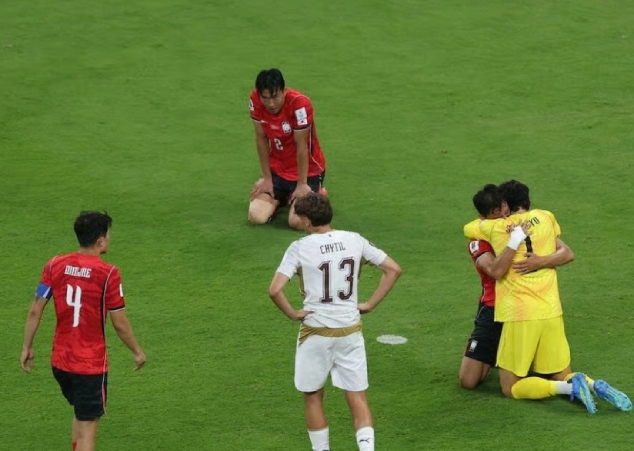 Lee Han-beom (áo đỏ số 2) ghi dấu ấn trong thắng lợi 2-1 của Hàn Quốc trước CH Séc.