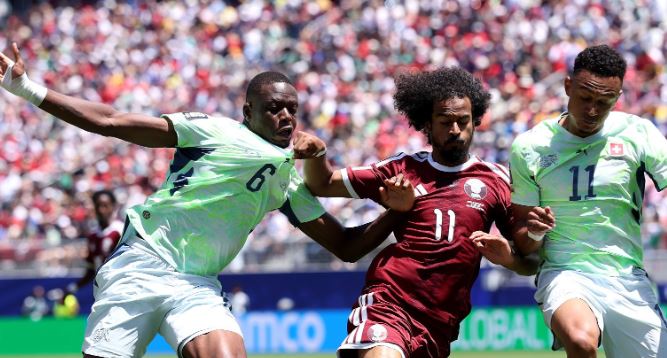 Denis Zakaria (6.6/10 điểm): Khá bất ngờ khi Zakaria đá chính ở vị trí hậu vệ phải. Anh kiến tạo bàn mở tỷ số 1-0 bằng quả tạt cho Embolo và liên tục dâng cao hỗ trợ tấn công. Trong bàn thua muộn, Zakaria đã để đối thủ thực hiện quả tạt quá dễ dàng.

Manuel Akanji (6.6/10 điểm): Một sai lầm tai hại chỉ sau chưa đầy 100 giây! Akanji phá bóng hỏng. Anh phải cảm ơn Kobel vì đã không để thủng lưới từ quá sớm. Sau đó, Akanji cũng gặp nhiều khó khăn trước Edmilson Junior.

Nico Elvedi (6.8/10 điểm): Suýt chút nữa đã nâng tỷ số lên 2-0 ngay sau khi hiệp hai bắt đầu. Chơi chắc chắn trong phần lớn thời gian trận đấu, nhưng không thể ngăn cản bàn gỡ hòa 1-1 trong thời gian bù giờ.

Ricardo Rodriguez (7.1/10 điểm): Gây ấn tượng khi tạo cơ hội ngon ăn cho Ndoye ở phút thứ 10. Chơi phòng ngự chắc chắn, ít sai sót. Rodriguez không còn là cầu thủ nhanh nhẹn nhất nữa, nhưng sự điềm tĩnh và kinh nghiệm của anh là sự trợ giúp rất lớn. Khi tỷ số đang là 1-0, Rodriguez được rút ra nghỉ ở những phút cuối trận.

Granit Xhaka (6.7/10 điểm): Thử vận may hai lần bằng các pha dứt điểm từ xa; cả hai lần bóng đều đi sát khung thành. Ngoài ra, một màn trình diễn không có gì nổi bật của người đội trưởng. Xhaka sẽ cần phải làm tốt hơn trong trận gặp Qatar.

Remo Freuler (6.9/10 điểm): Di chuyển nhiều và là người mang về quả phạt đền dẫn đến bàn thắng mở tỷ số 1-0. Ngoài ra, Freuler không có gì nổi bật.

Michel Aebischer (7.2/10 điểm): Có mặt ở khắp mọi nơi, thực sự là mọi vị trí trên sân. Cường độ hoạt động thật đáng nể trong thời tiết nóng bức này. Đường chuyền rất chuẩn xác cho Ndoye ở phút thứ 6. Được thay ra ở phút 66.

Ruben Vargas (7.3/10 điểm): Vargas còn thiếu ổn định ở những pha rê bóng. Các tình huống cố định của Vargas vẫn cần cải thiện, và anh chắc chắn cần chơi hiệu quả hơn. Bỏ lỡ hai cơ hội ngon ăn.

Breel Embolo (7.9/10 điểm): Embolo thực hiện thành công quả phạt đền mở tỷ số cho Thuỵ Sĩ. Sau đó, anh tiếp tục tạo ra thêm những cơ hội ngon ăn khác. Ở những phút cuối trận, Embolo có cơ hội để ấn định chiến thắng nhưng lại bỏ lỡ.

Dan Ndoye (7.1/10 điểm): Di chuyển linh hoạt bên cánh trái, rồi sang cánh phải và thậm chí cả ở trung lộ. Ndoye tạo ra nhiều cơ hội, nhưng lại bỏ lỡ cơ hội tốt nhất ở ngay đầu trận đấu. Một màn trình diễn khá ổn, nhưng tiếc là thiếu đi sự hiệu quả.

Chấm điểm màn trình diễn của cầu thủ 2 đội. Ảnh: BongDa.com.vn.