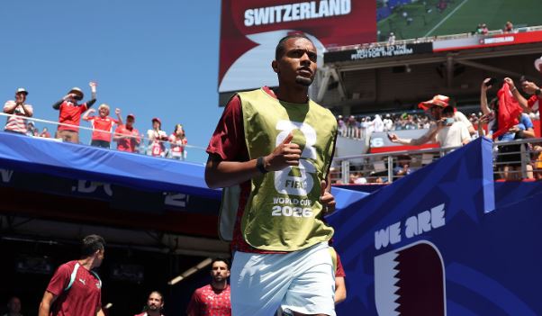 Manuel Akanji (6.6/10 điểm): Một sai lầm tai hại chỉ sau chưa đầy 100 giây! Akanji phá bóng hỏng. Anh phải cảm ơn Kobel vì đã không để thủng lưới từ quá sớm. Sau đó, Akanji cũng gặp nhiều khó khăn trước Edmilson Junior.

Nico Elvedi (6.8/10 điểm): Suýt chút nữa đã nâng tỷ số lên 2-0 ngay sau khi hiệp hai bắt đầu. Chơi chắc chắn trong phần lớn thời gian trận đấu, nhưng không thể ngăn cản bàn gỡ hòa 1-1 trong thời gian bù giờ.

Ricardo Rodriguez (7.1/10 điểm): Gây ấn tượng khi tạo cơ hội ngon ăn cho Ndoye ở phút thứ 10. Chơi phòng ngự chắc chắn, ít sai sót. Rodriguez không còn là cầu thủ nhanh nhẹn nhất nữa, nhưng sự điềm tĩnh và kinh nghiệm của anh là sự trợ giúp rất lớn. Khi tỷ số đang là 1-0, Rodriguez được rút ra nghỉ ở những phút cuối trận.

Granit Xhaka (6.7/10 điểm): Thử vận may hai lần bằng các pha dứt điểm từ xa; cả hai lần bóng đều đi sát khung thành. Ngoài ra, một màn trình diễn không có gì nổi bật của người đội trưởng. Xhaka sẽ cần phải làm tốt hơn trong trận gặp Qatar.

Remo Freuler (6.9/10 điểm): Di chuyển nhiều và là người mang về quả phạt đền dẫn đến bàn thắng mở tỷ số 1-0. Ngoài ra, Freuler không có gì nổi bật.

Michel Aebischer (7.2/10 điểm): Có mặt ở khắp mọi nơi, thực sự là mọi vị trí trên sân. Cường độ hoạt động thật đáng nể trong thời tiết nóng bức này. Đường chuyền rất chuẩn xác cho Ndoye ở phút thứ 6. Được thay ra ở phút 66.

Ruben Vargas (7.3/10 điểm): Vargas còn thiếu ổn định ở những pha rê bóng. Các tình huống cố định của Vargas vẫn cần cải thiện, và anh chắc chắn cần chơi hiệu quả hơn. Bỏ lỡ hai cơ hội ngon ăn.

Breel Embolo (7.9/10 điểm): Embolo thực hiện thành công quả phạt đền mở tỷ số cho Thuỵ Sĩ. Sau đó, anh tiếp tục tạo ra thêm những cơ hội ngon ăn khác. Ở những phút cuối trận, Embolo có cơ hội để ấn định chiến thắng nhưng lại bỏ lỡ.

Dan Ndoye (7.1/10 điểm): Di chuyển linh hoạt bên cánh trái, rồi sang cánh phải và thậm chí cả ở trung lộ. Ndoye tạo ra nhiều cơ hội, nhưng lại bỏ lỡ cơ hội tốt nhất ở ngay đầu trận đấu. Một màn trình diễn khá ổn, nhưng tiếc là thiếu đi sự hiệu quả.

Chấm điểm màn trình diễn của cầu thủ 2 đội. Ảnh: BongDa.com.vn.