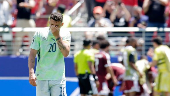 Granit Xhaka (6.7/10 điểm): Thử vận may hai lần bằng các pha dứt điểm từ xa; cả hai lần bóng đều đi sát khung thành. Ngoài ra, một màn trình diễn không có gì nổi bật của người đội trưởng. Xhaka sẽ cần phải làm tốt hơn trong trận gặp Qatar.

Remo Freuler (6.9/10 điểm): Di chuyển nhiều và là người mang về quả phạt đền dẫn đến bàn thắng mở tỷ số 1-0. Ngoài ra, Freuler không có gì nổi bật.

Michel Aebischer (7.2/10 điểm): Có mặt ở khắp mọi nơi, thực sự là mọi vị trí trên sân. Cường độ hoạt động thật đáng nể trong thời tiết nóng bức này. Đường chuyền rất chuẩn xác cho Ndoye ở phút thứ 6. Được thay ra ở phút 66.

Ruben Vargas (7.3/10 điểm): Vargas còn thiếu ổn định ở những pha rê bóng. Các tình huống cố định của Vargas vẫn cần cải thiện, và anh chắc chắn cần chơi hiệu quả hơn. Bỏ lỡ hai cơ hội ngon ăn.

Breel Embolo (7.9/10 điểm): Embolo thực hiện thành công quả phạt đền mở tỷ số cho Thuỵ Sĩ. Sau đó, anh tiếp tục tạo ra thêm những cơ hội ngon ăn khác. Ở những phút cuối trận, Embolo có cơ hội để ấn định chiến thắng nhưng lại bỏ lỡ.

Dan Ndoye (7.1/10 điểm): Di chuyển linh hoạt bên cánh trái, rồi sang cánh phải và thậm chí cả ở trung lộ. Ndoye tạo ra nhiều cơ hội, nhưng lại bỏ lỡ cơ hội tốt nhất ở ngay đầu trận đấu. Một màn trình diễn khá ổn, nhưng tiếc là thiếu đi sự hiệu quả.

Chấm điểm màn trình diễn của cầu thủ 2 đội. Ảnh: BongDa.com.vn.