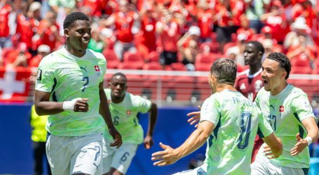 Breel Embolo (7.9/10 điểm): Embolo thực hiện thành công quả phạt đền mở tỷ số cho Thuỵ Sĩ. Sau đó, anh tiếp tục tạo ra thêm những cơ hội ngon ăn khác. Ở những phút cuối trận, Embolo có cơ hội để ấn định chiến thắng nhưng lại bỏ lỡ.

Dan Ndoye (7.1/10 điểm): Di chuyển linh hoạt bên cánh trái, rồi sang cánh phải và thậm chí cả ở trung lộ. Ndoye tạo ra nhiều cơ hội, nhưng lại bỏ lỡ cơ hội tốt nhất ở ngay đầu trận đấu. Một màn trình diễn khá ổn, nhưng tiếc là thiếu đi sự hiệu quả.

Chấm điểm màn trình diễn của cầu thủ 2 đội. Ảnh: BongDa.com.vn.