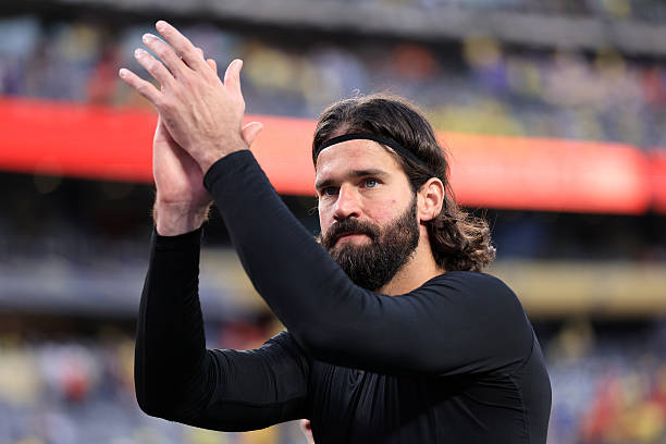 Alisson Becker (6.9): Dù đã có một vài pha cứu thua xuất sắc để bảo toàn tỷ số, tuy nhiên, anh hoàn toàn bất lực và không thể làm gì hơn khi đối mặt cú tâng bóng đẳng cấp của Saibari.

Roger Ibanez (5.8): Một hiệp thi đấu kinh hoàng của hậu vệ phải này. Anh liên tục bị các cầu thủ chạy cánh của Morocco "hành hạ" và vượt mặt hết lần này đến lần khác.

Marquinhos (6.9): Đứng sai vị trí trong tình huống Morocco ghi bàn mở tỷ số. Nhìn chung, thủ quân của "Selecao" đã có một ngày thi đấu thiếu đi sự chắc chắn thường thấy.

Gabriel Magalhaes (6.8): Tương tự người đá cặp Marquinhos, anh cũng có phần lỗi trong bàn thua đầu tiên, dù sau đó đã nỗ lực chơi khá tốt trong hiệp hai.

Douglas Santos (6.8): Một màn trình diễn nghèo nàn của hậu vệ kỳ cựu này. Anh lộ rõ dấu hiệu tuổi tác, thi đấu chậm chạp và hoàn toàn thiếu ý tưởng trong các pha hỗ trợ tấn công.

Casemiro (6.2): Trải qua một trận đấu tệ hại ở tuyến giữa khi không thể bắt kịp nhịp độ nhanh của đối thủ. Anh phải nhận thẻ vàng ở cuối hiệp một và bị thay ra ngay đầu hiệp hai.

Bruno Guimaraes (7.2): Là người chơi tốt nhất ở hàng tiền vệ Brazil. Anh không chỉ hỗ trợ đắc lực cho Vinicius mà còn bao quát khu vực sân nhà hiệu quả hơn hẳn Casemiro.

Lucas Paqueta (6.9): Gần như mất hút trong phần lớn hiệp một, nhưng sau đó đã tạo ra dấu ấn với cú dứt điểm hiểm hóc buộc Bounou phải trổ tài. Đáng chú ý, anh là cầu thủ Brazil đóng góp tích cực nhất cho khâu phòng ngự trận này.

Raphinha (7.0): Xử lý bóng hơi thiếu chính xác trong hiệp một nhưng đã cải thiện rõ rệt và tạo ra một vài cơ hội ngon ăn sau giờ nghỉ. Một màn trình diễn ở mức tròn vai dù anh có thể đóng góp nhiều hơn.

Vinicius Junior (7.6): Ngôi sao sáng nhất trên hàng công Brazil. Anh tận dụng tối đa cơ hội để ghi bàn gỡ hòa trong hiệp một và luôn thường trực mối đe dọa lên hàng thủ Morocco. Đáng tiếc khi anh không thể có thêm bàn thắng để giúp đội nhà giành trọn 3 điểm.

Igor Thiago (6.5): Sở hữu một vài pha xử lý bóng khá ổn và có một cú dứt điểm về phía khung thành, nhưng nhìn chung anh vẫn chưa tạo được sự kết nối cần thiết với các đồng đội xung quanh.

Điểm số của các cầu thủ Brazil. Ảnh: Bongda.com.vn.