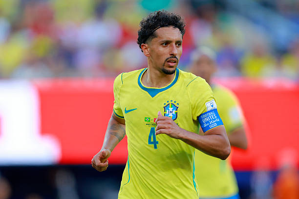 Marquinhos (6.9): Đứng sai vị trí trong tình huống Morocco ghi bàn mở tỷ số. Nhìn chung, thủ quân của "Selecao" đã có một ngày thi đấu thiếu đi sự chắc chắn thường thấy.

Gabriel Magalhaes (6.8): Tương tự người đá cặp Marquinhos, anh cũng có phần lỗi trong bàn thua đầu tiên, dù sau đó đã nỗ lực chơi khá tốt trong hiệp hai.

Douglas Santos (6.8): Một màn trình diễn nghèo nàn của hậu vệ kỳ cựu này. Anh lộ rõ dấu hiệu tuổi tác, thi đấu chậm chạp và hoàn toàn thiếu ý tưởng trong các pha hỗ trợ tấn công.

Casemiro (6.2): Trải qua một trận đấu tệ hại ở tuyến giữa khi không thể bắt kịp nhịp độ nhanh của đối thủ. Anh phải nhận thẻ vàng ở cuối hiệp một và bị thay ra ngay đầu hiệp hai.

Bruno Guimaraes (7.2): Là người chơi tốt nhất ở hàng tiền vệ Brazil. Anh không chỉ hỗ trợ đắc lực cho Vinicius mà còn bao quát khu vực sân nhà hiệu quả hơn hẳn Casemiro.

Lucas Paqueta (6.9): Gần như mất hút trong phần lớn hiệp một, nhưng sau đó đã tạo ra dấu ấn với cú dứt điểm hiểm hóc buộc Bounou phải trổ tài. Đáng chú ý, anh là cầu thủ Brazil đóng góp tích cực nhất cho khâu phòng ngự trận này.

Raphinha (7.0): Xử lý bóng hơi thiếu chính xác trong hiệp một nhưng đã cải thiện rõ rệt và tạo ra một vài cơ hội ngon ăn sau giờ nghỉ. Một màn trình diễn ở mức tròn vai dù anh có thể đóng góp nhiều hơn.

Vinicius Junior (7.6): Ngôi sao sáng nhất trên hàng công Brazil. Anh tận dụng tối đa cơ hội để ghi bàn gỡ hòa trong hiệp một và luôn thường trực mối đe dọa lên hàng thủ Morocco. Đáng tiếc khi anh không thể có thêm bàn thắng để giúp đội nhà giành trọn 3 điểm.

Igor Thiago (6.5): Sở hữu một vài pha xử lý bóng khá ổn và có một cú dứt điểm về phía khung thành, nhưng nhìn chung anh vẫn chưa tạo được sự kết nối cần thiết với các đồng đội xung quanh.

Điểm số của các cầu thủ Brazil. Ảnh: Bongda.com.vn.