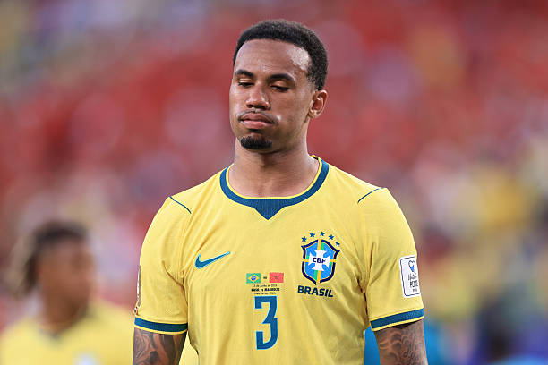 Gabriel Magalhaes (6.8): Tương tự người đá cặp Marquinhos, anh cũng có phần lỗi trong bàn thua đầu tiên, dù sau đó đã nỗ lực chơi khá tốt trong hiệp hai.

Douglas Santos (6.8): Một màn trình diễn nghèo nàn của hậu vệ kỳ cựu này. Anh lộ rõ dấu hiệu tuổi tác, thi đấu chậm chạp và hoàn toàn thiếu ý tưởng trong các pha hỗ trợ tấn công.

Casemiro (6.2): Trải qua một trận đấu tệ hại ở tuyến giữa khi không thể bắt kịp nhịp độ nhanh của đối thủ. Anh phải nhận thẻ vàng ở cuối hiệp một và bị thay ra ngay đầu hiệp hai.

Bruno Guimaraes (7.2): Là người chơi tốt nhất ở hàng tiền vệ Brazil. Anh không chỉ hỗ trợ đắc lực cho Vinicius mà còn bao quát khu vực sân nhà hiệu quả hơn hẳn Casemiro.

Lucas Paqueta (6.9): Gần như mất hút trong phần lớn hiệp một, nhưng sau đó đã tạo ra dấu ấn với cú dứt điểm hiểm hóc buộc Bounou phải trổ tài. Đáng chú ý, anh là cầu thủ Brazil đóng góp tích cực nhất cho khâu phòng ngự trận này.

Raphinha (7.0): Xử lý bóng hơi thiếu chính xác trong hiệp một nhưng đã cải thiện rõ rệt và tạo ra một vài cơ hội ngon ăn sau giờ nghỉ. Một màn trình diễn ở mức tròn vai dù anh có thể đóng góp nhiều hơn.

Vinicius Junior (7.6): Ngôi sao sáng nhất trên hàng công Brazil. Anh tận dụng tối đa cơ hội để ghi bàn gỡ hòa trong hiệp một và luôn thường trực mối đe dọa lên hàng thủ Morocco. Đáng tiếc khi anh không thể có thêm bàn thắng để giúp đội nhà giành trọn 3 điểm.

Igor Thiago (6.5): Sở hữu một vài pha xử lý bóng khá ổn và có một cú dứt điểm về phía khung thành, nhưng nhìn chung anh vẫn chưa tạo được sự kết nối cần thiết với các đồng đội xung quanh.

Điểm số của các cầu thủ Brazil. Ảnh: Bongda.com.vn.
