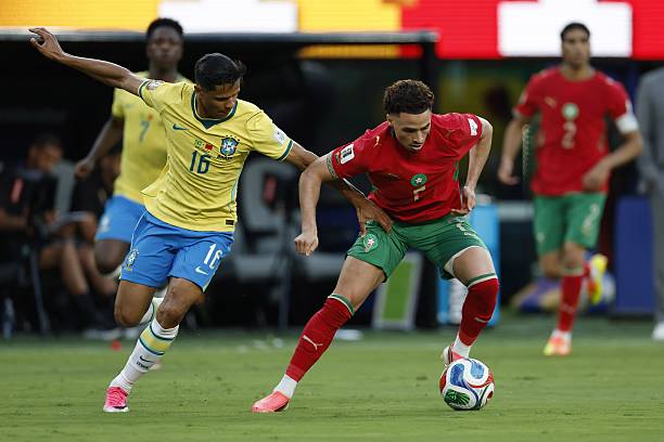 Douglas Santos (6.8): Một màn trình diễn nghèo nàn của hậu vệ kỳ cựu này. Anh lộ rõ dấu hiệu tuổi tác, thi đấu chậm chạp và hoàn toàn thiếu ý tưởng trong các pha hỗ trợ tấn công.

Casemiro (6.2): Trải qua một trận đấu tệ hại ở tuyến giữa khi không thể bắt kịp nhịp độ nhanh của đối thủ. Anh phải nhận thẻ vàng ở cuối hiệp một và bị thay ra ngay đầu hiệp hai.

Bruno Guimaraes (7.2): Là người chơi tốt nhất ở hàng tiền vệ Brazil. Anh không chỉ hỗ trợ đắc lực cho Vinicius mà còn bao quát khu vực sân nhà hiệu quả hơn hẳn Casemiro.

Lucas Paqueta (6.9): Gần như mất hút trong phần lớn hiệp một, nhưng sau đó đã tạo ra dấu ấn với cú dứt điểm hiểm hóc buộc Bounou phải trổ tài. Đáng chú ý, anh là cầu thủ Brazil đóng góp tích cực nhất cho khâu phòng ngự trận này.

Raphinha (7.0): Xử lý bóng hơi thiếu chính xác trong hiệp một nhưng đã cải thiện rõ rệt và tạo ra một vài cơ hội ngon ăn sau giờ nghỉ. Một màn trình diễn ở mức tròn vai dù anh có thể đóng góp nhiều hơn.

Vinicius Junior (7.6): Ngôi sao sáng nhất trên hàng công Brazil. Anh tận dụng tối đa cơ hội để ghi bàn gỡ hòa trong hiệp một và luôn thường trực mối đe dọa lên hàng thủ Morocco. Đáng tiếc khi anh không thể có thêm bàn thắng để giúp đội nhà giành trọn 3 điểm.

Igor Thiago (6.5): Sở hữu một vài pha xử lý bóng khá ổn và có một cú dứt điểm về phía khung thành, nhưng nhìn chung anh vẫn chưa tạo được sự kết nối cần thiết với các đồng đội xung quanh.

Điểm số của các cầu thủ Brazil. Ảnh: Bongda.com.vn.