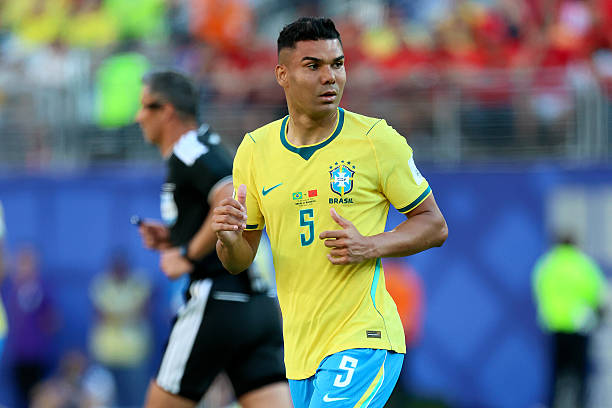 Casemiro (6.2): Trải qua một trận đấu tệ hại ở tuyến giữa khi không thể bắt kịp nhịp độ nhanh của đối thủ. Anh phải nhận thẻ vàng ở cuối hiệp một và bị thay ra ngay đầu hiệp hai.

Bruno Guimaraes (7.2): Là người chơi tốt nhất ở hàng tiền vệ Brazil. Anh không chỉ hỗ trợ đắc lực cho Vinicius mà còn bao quát khu vực sân nhà hiệu quả hơn hẳn Casemiro.

Lucas Paqueta (6.9): Gần như mất hút trong phần lớn hiệp một, nhưng sau đó đã tạo ra dấu ấn với cú dứt điểm hiểm hóc buộc Bounou phải trổ tài. Đáng chú ý, anh là cầu thủ Brazil đóng góp tích cực nhất cho khâu phòng ngự trận này.

Raphinha (7.0): Xử lý bóng hơi thiếu chính xác trong hiệp một nhưng đã cải thiện rõ rệt và tạo ra một vài cơ hội ngon ăn sau giờ nghỉ. Một màn trình diễn ở mức tròn vai dù anh có thể đóng góp nhiều hơn.

Vinicius Junior (7.6): Ngôi sao sáng nhất trên hàng công Brazil. Anh tận dụng tối đa cơ hội để ghi bàn gỡ hòa trong hiệp một và luôn thường trực mối đe dọa lên hàng thủ Morocco. Đáng tiếc khi anh không thể có thêm bàn thắng để giúp đội nhà giành trọn 3 điểm.

Igor Thiago (6.5): Sở hữu một vài pha xử lý bóng khá ổn và có một cú dứt điểm về phía khung thành, nhưng nhìn chung anh vẫn chưa tạo được sự kết nối cần thiết với các đồng đội xung quanh.

Điểm số của các cầu thủ Brazil. Ảnh: Bongda.com.vn.