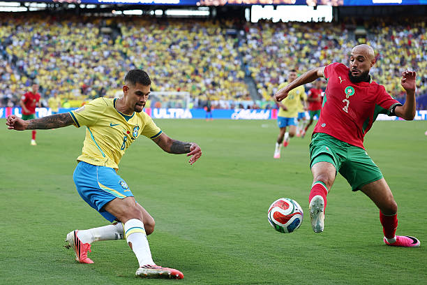 Bruno Guimaraes (7.2): Là người chơi tốt nhất ở hàng tiền vệ Brazil. Anh không chỉ hỗ trợ đắc lực cho Vinicius mà còn bao quát khu vực sân nhà hiệu quả hơn hẳn Casemiro.

Lucas Paqueta (6.9): Gần như mất hút trong phần lớn hiệp một, nhưng sau đó đã tạo ra dấu ấn với cú dứt điểm hiểm hóc buộc Bounou phải trổ tài. Đáng chú ý, anh là cầu thủ Brazil đóng góp tích cực nhất cho khâu phòng ngự trận này.

Raphinha (7.0): Xử lý bóng hơi thiếu chính xác trong hiệp một nhưng đã cải thiện rõ rệt và tạo ra một vài cơ hội ngon ăn sau giờ nghỉ. Một màn trình diễn ở mức tròn vai dù anh có thể đóng góp nhiều hơn.

Vinicius Junior (7.6): Ngôi sao sáng nhất trên hàng công Brazil. Anh tận dụng tối đa cơ hội để ghi bàn gỡ hòa trong hiệp một và luôn thường trực mối đe dọa lên hàng thủ Morocco. Đáng tiếc khi anh không thể có thêm bàn thắng để giúp đội nhà giành trọn 3 điểm.

Igor Thiago (6.5): Sở hữu một vài pha xử lý bóng khá ổn và có một cú dứt điểm về phía khung thành, nhưng nhìn chung anh vẫn chưa tạo được sự kết nối cần thiết với các đồng đội xung quanh.

Điểm số của các cầu thủ Brazil. Ảnh: Bongda.com.vn.