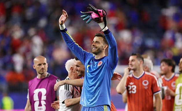 Angus Gunn (7.8): Một trận đấu khá nhàn nhã cho Gunn. Thủ thành này còn ghi điểm nhờ khả năng chơi chân điềm tĩnh, giúp Scotland luân chuyển bóng mượt mà từ tuyến dưới.

Grant Hanley (7.6): Lão tướng của Hibernian là điểm tựa thép nơi hàng thủ. Với 9 tình huống giải nguy, Hanley mang đến sự an tâm tuyệt đối cho HLV Steve Clarke bằng lối chơi đọc tình huống thông minh.


Jack Hendry (7.6): Một màn trình diễn không quá ồn ào nhưng cực kỳ hiệu quả. Hendry đã hoàn thành xuất sắc nhiệm vụ "bắt chết" tiền đạo Wilson Isidor của đối phương.


Andrew Robertson (7.5): Thủ quân của Scotland có một vài khoảnh khắc vất vả trước tốc độ của các cầu thủ Haiti. Tuy nhiên, đẳng cấp của anh đã lên tiếng đúng lúc ở những thời điểm nhạy cảm cuối trận để bảo toàn cách biệt.


Aaron Hickey (6.8): Đây là mắt xích yếu nhất trong bộ tứ vệ. Hickey thường xuyên để đối thủ qua mặt ở hành lang cánh và đóng góp cho mặt trận tấn công còn khá hạn chế.


John McGinn (7.8): Không phải ngẫu nhiên người hâm mộ gọi anh là "Siêu John McGinn". Anh chớp thời cơ để ghi bàn thắng duy nhất trong trận đấu.


Lewis Ferguson (7.6): Một trận đấu đầy nỗ lực của Ferguson. Anh thi đấu điềm tĩnh, ít khi chuyền hỏng và đóng vai trò quan trọng trong việc cân bằng nhịp độ giữa công và thủ.


Ben Gannon-Doak (7.2): Tài năng trẻ 20 tuổi hoạt động không biết mệt mỏi ở hành lang cánh. Dù các pha xử lý cuối cùng đôi khi còn thiếu chuẩn xác, nhưng sự xông xáo của anh là tiền đề dẫn đến bàn thắng duy nhất.


Scott McTominay (7.1): McTominay là mối đe dọa lớn nhất của Scotland trong hiệp một và cực kỳ kém may mắn khi cú sút của anh đưa bóng trúng cột dọc. Bất chấp sa sút thể lực trong hiệp hai, tầm ảnh hưởng của anh vẫn rất rõ rệt.


Lawrence Shankland (7.0): Không có nhiều cơ hội dứt điểm nhưng Shankland đóng góp cực lớn vào lối chơi tập thể bằng những pha pressing tầm cao, buộc Haiti không thể triển khai bóng mạch lạc.


Che Adams (6.7): Một ngày thi đấu mờ nhạt của Adams. Song, anh đã kịp để lại dấu ấn bằng một pha chạm bóng đầy tinh tế, khởi đầu cho tình huống ghi bàn của McGinn.