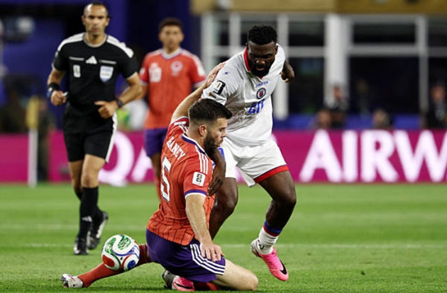 Grant Hanley (7.6): Lão tướng của Hibernian là điểm tựa thép nơi hàng thủ. Với 9 tình huống giải nguy, Hanley mang đến sự an tâm tuyệt đối cho HLV Steve Clarke bằng lối chơi đọc tình huống thông minh.