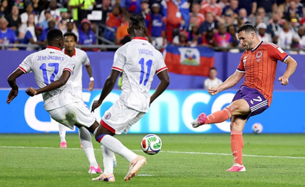 John McGinn (7.8): Không phải ngẫu nhiên người hâm mộ gọi anh là "Siêu John McGinn". Anh chớp thời cơ để ghi bàn thắng duy nhất trong trận đấu.