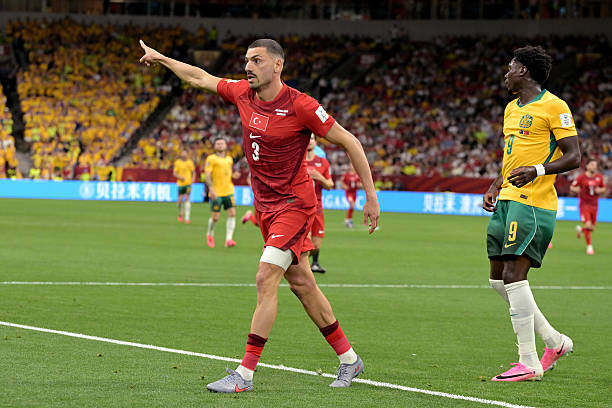 Merih Demiral (6.1 điểm): Hoàn thành tròn vai những nhiệm vụ phòng ngự được giao, nhưng không để lại quá nhiều dấu ấn nổi bật khác.

Abdulkerim Bardakci (6.5 điểm): Thi đấu điềm tĩnh dưới áp lực lớn và thực hiện một vài đường chuyền dài vượt tuyến sắc bén mở ra hướng tấn công. Đây là hậu vệ chơi hay nhất của Thổ Nhĩ Kỳ trong trận đấu.

Ferdi Kadioglu (6.1 điểm): Gặp đôi chút khó khăn và bị vượt qua vài lần ở vị trí hậu vệ trái, nhưng sau đó dần dâng cao để đóng góp tích cực vào các đợt hãm thành.

Hakan Calhanoglu (6.6 điểm): Trạm trung chuyển bóng chính, điều tiết tốt nhịp độ trận đấu và kết nối các tuyến. Anh là nhân tố giúp Thổ Nhĩ Kỳ liên tục duy trì sức ép dâng cao.

Orkun Kokcu (6.3 điểm): Bỏ lỡ một cơ hội ngon ăn khi dứt điểm chệch cột dọc sau phút 30. Hoạt động năng nổ trên sân nhưng thi đấu thiếu đi sự sáng tạo cần thiết để tạo đột biến.

Arda Guler (6.2 điểm): Cầu thủ tấn công sáng tạo nhất bên phía Thổ Nhĩ Kỳ, tuy nhiên anh gặp nhiều khó khăn trong việc tìm kiếm khoảng trống trước hàng thủ lùi sâu của đối phương.

Ismail Yuksek (6.3 điểm): Không thể tìm thấy khoảng trống trước hàng tiền vệ được bọc lót vô cùng kín kẽ của tuyển Úc. Có một vài tình huống kéo bóng nhưng tầm ảnh hưởng lên lối chơi chung là không đáng kể.

Baris Alper Yilmaz (5.8 điểm): Bị phong tỏa hoàn toàn bởi Jacob Italiano trong phần lớn thời gian hiệp một, khiến khả năng hỗ trợ tấn công biên bị hạn chế đáng kể.

Kerem Akturkoglu (6.4 điểm): Thi đấu nỗ lực nhưng không thể tạo đột biến trước hàng thủ được tổ chức tốt của Australia.

Chấm điểm màn trình diễn của cầu thủ 2 đội. Ảnh: BongDa.com.vn.