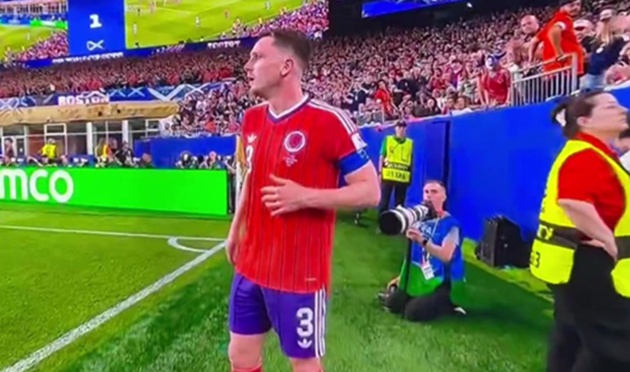 Ảnh bài viết Andy Robertson dùng chiêu độc lách luật ném biên của FIFA