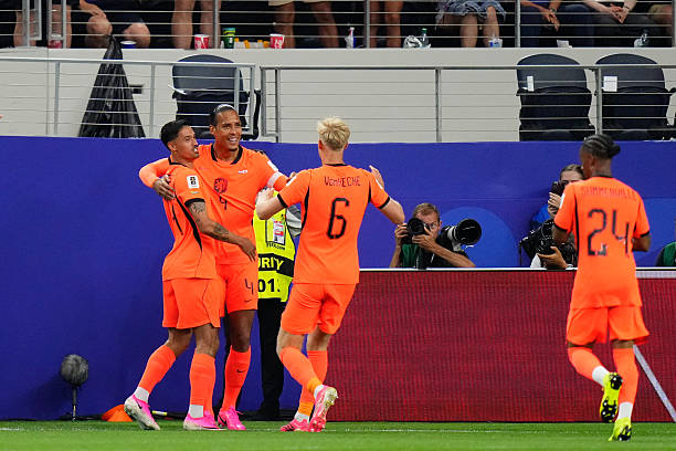 Van Dijk ghi bàn mở tỷ số cho Hà Lan đầu hiệp 2.