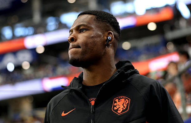 Denzel Dumfries (6.3): Lối chơi kỷ luật của Nhật Bản, cộng với việc Hà Lan thiếu tính đột biến, khiến anh không thể phát huy tối đa khả năng hỗ trợ tấn công sở trường từ vị trí hậu vệ phải.

Jan Paul van Hecke (6.3): Một màn trình diễn ổn định từ trung vệ đang khoác áo Brighton. Khá đen đủi cho anh khi vô tình chạm bóng làm cú sút của Nakamura đi hiểm hóc hơn vào khung thành.

Virgil van Dijk (7.2): Ngoại trừ một vài đường chuyền thiếu chính xác, thủ quân của Hà Lan vẫn duy trì được sự điềm tĩnh thường thấy. Chính anh là người khai thông thế bế tắc với một pha đánh đầu hiểm hóc.

Micky van de Ven (6.0): Anh tận dụng tốc độ tốt trong các pha tranh chấp, tuy nhiên cầu thủ này dường như vẫn chưa thực sự tìm được cảm giác thoải mái nhất khi phải thi đấu dạt cánh.

Frenkie de Jong (6.6): Giữ vai trò kết nối các tuyến và điều tiết lối chơi, tuy nhiên màn trình diễn hôm nay của anh thiếu đi sự năng động và bùng nổ thường thấy.

Ryan Gravenberch (7.8): Một đêm thi đấu với nhiều cung bậc cảm xúc của cầu thủ đang chơi cho Liverpool. Anh đóng góp 2 pha kiến tạo, nổi bật là đường chuyền dọn cỗ cho Van Dijk, tuy nhiên cần cải thiện khả năng kèm người trong bàn thua từ Nakamura.

Tijjani Reijnders (7.0): Anh thực hiện một vài pha đá phạt khá chất lượng, đặc biệt là trong hiệp một, nhưng nhìn chung tầm ảnh hưởng lên lối chơi chung là không quá lớn.

Donyell Malen (6.9): Là mối đe dọa lớn nhất của Hà Lan trong hiệp một và chỉ có sự xuất sắc của thủ thành Suzuki mới từ chối được bàn thắng của anh. Malen chơi mờ nhạt dần sau giờ nghỉ trước khi nhường chỗ cho Depay.

Crysencio Summerville (7.5): Thể hiện sự lắt léo trong phạm vi hẹp và thực hiện nhiều đường chuyền tầm thấp đầy khó chịu. Anh chính là người ghi bàn đưa Hà Lan dẫn 2-1 với một pha dứt điểm tinh tế.

Cody Gakpo (7.1): Gakpo thường xuyên bỏ lỡ cơ hội đột phá trực diện và thay vào đó là những đường chuyền về an toàn. Dẫu vậy, anh vẫn buộc Suzuki phải trổ tài cứu thua sau một pha dứt điểm trong hiệp hai.

Chấm điểm tuyển Hà Lan. Ảnh: Bongda.com.vn.