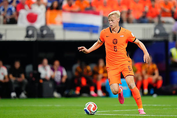 Jan Paul van Hecke (6.3): Một màn trình diễn ổn định từ trung vệ đang khoác áo Brighton. Khá đen đủi cho anh khi vô tình chạm bóng làm cú sút của Nakamura đi hiểm hóc hơn vào khung thành.

Virgil van Dijk (7.2): Ngoại trừ một vài đường chuyền thiếu chính xác, thủ quân của Hà Lan vẫn duy trì được sự điềm tĩnh thường thấy. Chính anh là người khai thông thế bế tắc với một pha đánh đầu hiểm hóc.

Micky van de Ven (6.0): Anh tận dụng tốc độ tốt trong các pha tranh chấp, tuy nhiên cầu thủ này dường như vẫn chưa thực sự tìm được cảm giác thoải mái nhất khi phải thi đấu dạt cánh.

Frenkie de Jong (6.6): Giữ vai trò kết nối các tuyến và điều tiết lối chơi, tuy nhiên màn trình diễn hôm nay của anh thiếu đi sự năng động và bùng nổ thường thấy.

Ryan Gravenberch (7.8): Một đêm thi đấu với nhiều cung bậc cảm xúc của cầu thủ đang chơi cho Liverpool. Anh đóng góp 2 pha kiến tạo, nổi bật là đường chuyền dọn cỗ cho Van Dijk, tuy nhiên cần cải thiện khả năng kèm người trong bàn thua từ Nakamura.

Tijjani Reijnders (7.0): Anh thực hiện một vài pha đá phạt khá chất lượng, đặc biệt là trong hiệp một, nhưng nhìn chung tầm ảnh hưởng lên lối chơi chung là không quá lớn.

Donyell Malen (6.9): Là mối đe dọa lớn nhất của Hà Lan trong hiệp một và chỉ có sự xuất sắc của thủ thành Suzuki mới từ chối được bàn thắng của anh. Malen chơi mờ nhạt dần sau giờ nghỉ trước khi nhường chỗ cho Depay.

Crysencio Summerville (7.5): Thể hiện sự lắt léo trong phạm vi hẹp và thực hiện nhiều đường chuyền tầm thấp đầy khó chịu. Anh chính là người ghi bàn đưa Hà Lan dẫn 2-1 với một pha dứt điểm tinh tế.

Cody Gakpo (7.1): Gakpo thường xuyên bỏ lỡ cơ hội đột phá trực diện và thay vào đó là những đường chuyền về an toàn. Dẫu vậy, anh vẫn buộc Suzuki phải trổ tài cứu thua sau một pha dứt điểm trong hiệp hai.

Chấm điểm tuyển Hà Lan. Ảnh: Bongda.com.vn.
