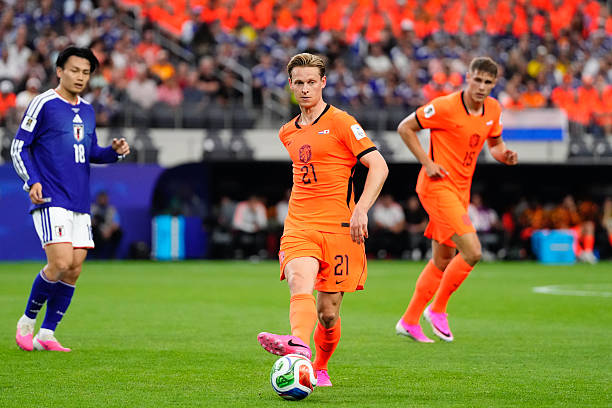 Frenkie de Jong (6.6): Giữ vai trò kết nối các tuyến và điều tiết lối chơi, tuy nhiên màn trình diễn hôm nay của anh thiếu đi sự năng động và bùng nổ thường thấy.

Ryan Gravenberch (7.8): Một đêm thi đấu với nhiều cung bậc cảm xúc của cầu thủ đang chơi cho Liverpool. Anh đóng góp 2 pha kiến tạo, nổi bật là đường chuyền dọn cỗ cho Van Dijk, tuy nhiên cần cải thiện khả năng kèm người trong bàn thua từ Nakamura.

Tijjani Reijnders (7.0): Anh thực hiện một vài pha đá phạt khá chất lượng, đặc biệt là trong hiệp một, nhưng nhìn chung tầm ảnh hưởng lên lối chơi chung là không quá lớn.

Donyell Malen (6.9): Là mối đe dọa lớn nhất của Hà Lan trong hiệp một và chỉ có sự xuất sắc của thủ thành Suzuki mới từ chối được bàn thắng của anh. Malen chơi mờ nhạt dần sau giờ nghỉ trước khi nhường chỗ cho Depay.

Crysencio Summerville (7.5): Thể hiện sự lắt léo trong phạm vi hẹp và thực hiện nhiều đường chuyền tầm thấp đầy khó chịu. Anh chính là người ghi bàn đưa Hà Lan dẫn 2-1 với một pha dứt điểm tinh tế.

Cody Gakpo (7.1): Gakpo thường xuyên bỏ lỡ cơ hội đột phá trực diện và thay vào đó là những đường chuyền về an toàn. Dẫu vậy, anh vẫn buộc Suzuki phải trổ tài cứu thua sau một pha dứt điểm trong hiệp hai.

Chấm điểm tuyển Hà Lan. Ảnh: Bongda.com.vn.