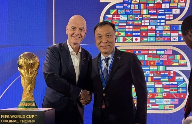 Ông Gianni Infantino (Chủ tịch FIFA) và ông Trần Quốc Tuấn (Chủ tịch VFF) trao đổi về bóng đá Việt Nam. Ảnh: VFF