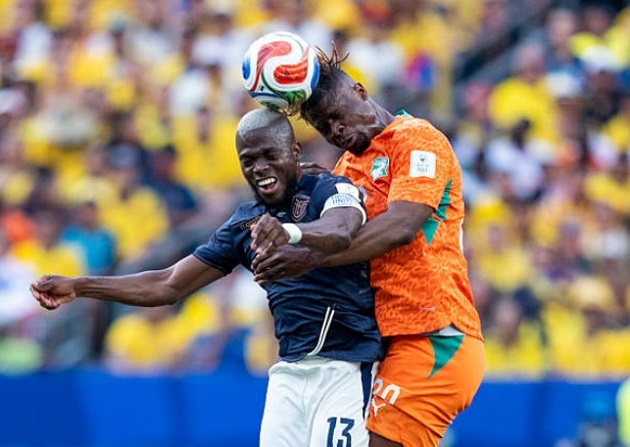 Emmanuel Agbadou (7.5): Hoàn thành tốt nhiệm vụ bọc lót và phòng ngự số đông. Dù có một tình huống chuyền về hơi non trong hiệp hai, anh vẫn giữ được sự tập trung cần thiết.

Ghislain Konan (7.5): Đảm bảo an toàn cho hành lang cánh trái bằng tình huống lăn xả cản phá cú sút của đối phương ở cuối trận, đồng thời tích cực dâng cao hỗ trợ tấn công.

Yan Diomande (7.6): Là mối đe dọa lớn nhất bên cánh phải nhờ tốc độ vượt trội trước Hincapie. Anh tạo ra nhiều cơ hội nhất trận, nhưng đáng tiếc không ghi được bàn thắng nào.

Franck Kessie (7.0): Chơi càn lướt và mạnh mẽ ở khu trung tuyến giúp đội nhà kiểm soát thế trận trong hiệp một. Cựu tiền vệ Milan phải nhận một thẻ vàng sau pha vào bóng quyết liệt với Hincapie.

Seko Fofana (6.4): Thi đấu đầy nhiệt huyết và năng nổ nhưng thiếu chuẩn xác trong các pha xử lý cuối cùng, bao gồm cú sút vọt xà trong hiệp một. Anh rời sân ở hiệp hai sau khi nhận thẻ vàng.

Bazoumana Toure (6.7): Thi đấu tròn vai bên hành lang cánh trái, có đường căng ngang nguy hiểm suýt thành bàn ở hiệp một trước khi nhường chỗ cho Amad Diallo ở hiệp hai.

Nicolas Pepe (6.6): Di chuyển rộng để kết nối lối chơi và thực hiện các quả phạt góc. Anh phối hợp khá tốt với đồng đội nhưng không có nhiều khoảng trống để dứt điểm nguy hiểm.

Elye Wahi (6.4): Gặp khó trước hàng thủ kỷ luật của Ecuador. Cơ hội rõ rệt nhất của anh là pha băng cắt dứt điểm cận thành ở hiệp hai nhưng đáng tiếc bóng lại tìm đến đúng xà ngang.

Amad Diallo (7.2): Vào sân từ ghế dự bị và tạo ra nhiều pha bóng nguy hiểm bên góc phải. Anh cũng là người có pha dứt điểm lạnh lùng mang về thắng lợi đầu tay cho Bờ Biển Ngà.
