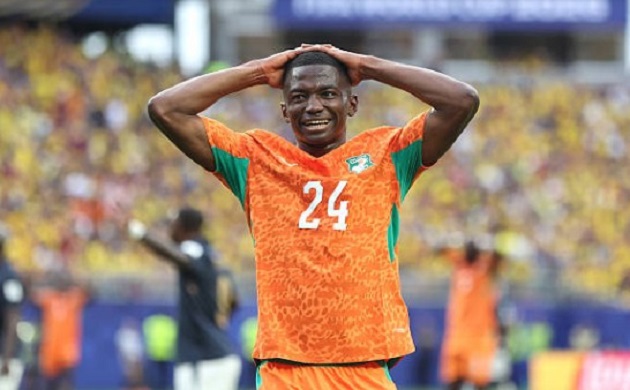 Bazoumana Toure (6.7): Thi đấu tròn vai bên hành lang cánh trái, có đường căng ngang nguy hiểm suýt thành bàn ở hiệp một trước khi nhường chỗ cho Amad Diallo ở hiệp hai.

Nicolas Pepe (6.6): Di chuyển rộng để kết nối lối chơi và thực hiện các quả phạt góc. Anh phối hợp khá tốt với đồng đội nhưng không có nhiều khoảng trống để dứt điểm nguy hiểm.

Elye Wahi (6.4): Gặp khó trước hàng thủ kỷ luật của Ecuador. Cơ hội rõ rệt nhất của anh là pha băng cắt dứt điểm cận thành ở hiệp hai nhưng đáng tiếc bóng lại tìm đến đúng xà ngang.

Amad Diallo (7.2): Vào sân từ ghế dự bị và tạo ra nhiều pha bóng nguy hiểm bên góc phải. Anh cũng là người có pha dứt điểm lạnh lùng mang về thắng lợi đầu tay cho Bờ Biển Ngà.