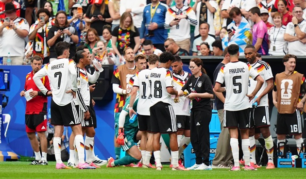 Ảnh bài viết Cổ động viên phẫn nộ vì World Cup nghỉ tiếp nước trong sân điều hòa