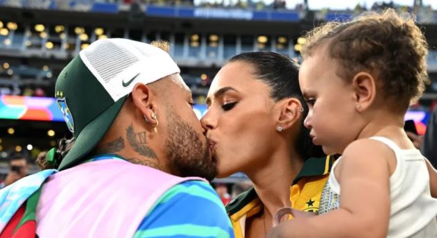Ảnh bài viết Bạn gái Neymar gây bão trên khán đài World Cup