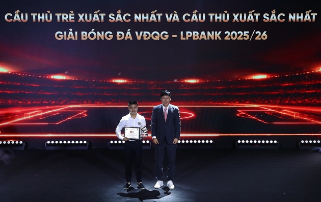 Ảnh bài viết Quang Hải nhận giải Cầu thủ xuất sắc nhất V-League