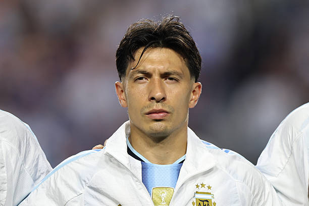 Lisandro Martinez có thể đá trái sở trường ở trận Argentina ra quân