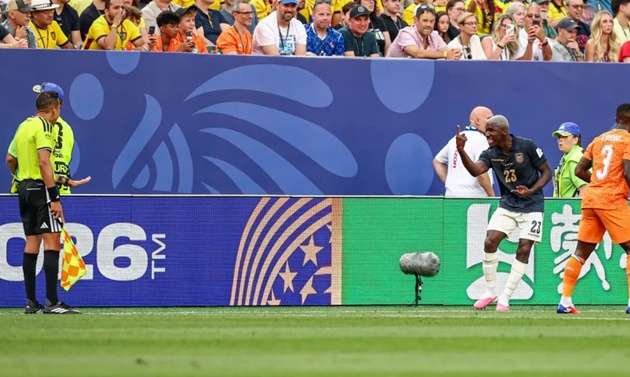 Ảnh bài viết Moises Caicedo nổi đóa với trọng tài vì luật mới của FIFA