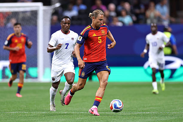 Marcos Llorente (7.2): Hoạt động năng nổ bên hành lang cánh phải, dù anh khá may mắn khi thoát thẻ vàng sau pha phạm lỗi với Jovane Cabral.

Pau Cubarsi (7.2): Một buổi tối khá thong dong cho tài năng trẻ của Barcelona khi Cape Verde gần như không gây ra áp lực đáng kể phía trên.

Aymeric Laporte (7.2): Buộc thủ môn Vozinha phải trổ tài cứu thua sau pha đánh đầu hiểm hóc ở cuối hiệp một; chơi điềm tĩnh và chắc chắn trong phòng ngự.

Marc Cucurella (7.3): Cầu thủ tấn công nguy hiểm nhất của Tây Ban Nha, kiến tạo hai cơ hội ngon ăn cho Ferran Torres, tuy nhiên, đồng đội không thể tận dụng thành công.

Pedri (6.7): Nhạc trưởng của Barcelona không ngừng nỗ lực tạo đột biến, tuy nhiên, đây là màn trình diễn kém so với tiêu chuẩn cao thường ngày của anh. Cầu thủ mang áo số 20 lẽ ra phải làm chủ được những trận đấu như thế này.

Rodri (6.8): Làm tốt vai trò kiểm soát tuyến giữa và tạo ra cơ hội tốt nhất hiệp một bằng đường chuyền bổng tinh tế cho Marc Cucurella.

Fabian Ruiz (6.5): Nỗ lực dâng cao để tìm kiếm bàn thắng nhưng không thành công Tền vệ thuộc biên chế PSG vẫn cho thấy sự chậm chạp sau chấn thương gần đây.

Ferran Torres (6.6): Pha dứt điểm trúng xà ngang từ khoảng cách 6 mét là không thể bào chữa. Anh cũng bỏ lỡ một cơ hội khác trước khi hiệp một khép lại. Việc cầu thủ này được giữ trên sân đến 80 phút là điều khó hiểu.

Mikel Oyarzabal (6.6): Có tình huống đánh đầu bị Vozinha cản phá nhưng nhìn chung thi đấu kém hiệu quả, cho thấy Tây Ban Nha đang gặp vấn đề thực sự khi thiếu một số 9 thực thụ.

Gavi (6.7): Sự góp mặt bất ngờ trong đội hình xuất phát đã không mang lại hiệu quả. Anh hoàn toàn thiếu tính sáng tạo bên cánh trái khiến việc tiền vệ thuộc biên chế Barcelona bị thay ra sớm là điều tất yếu.

Lamine Yamal (6): Vào sân khi trận đấu còn 19 phút chính thức. Dù thi đấu xông xáo nhưng không thể giúp Tây Ban Nha tránh khỏi một kết quả đáng thất vọng.

Chấm điểm tuyển Tây Ban Nha. Ảnh: Bongda.com.vn.